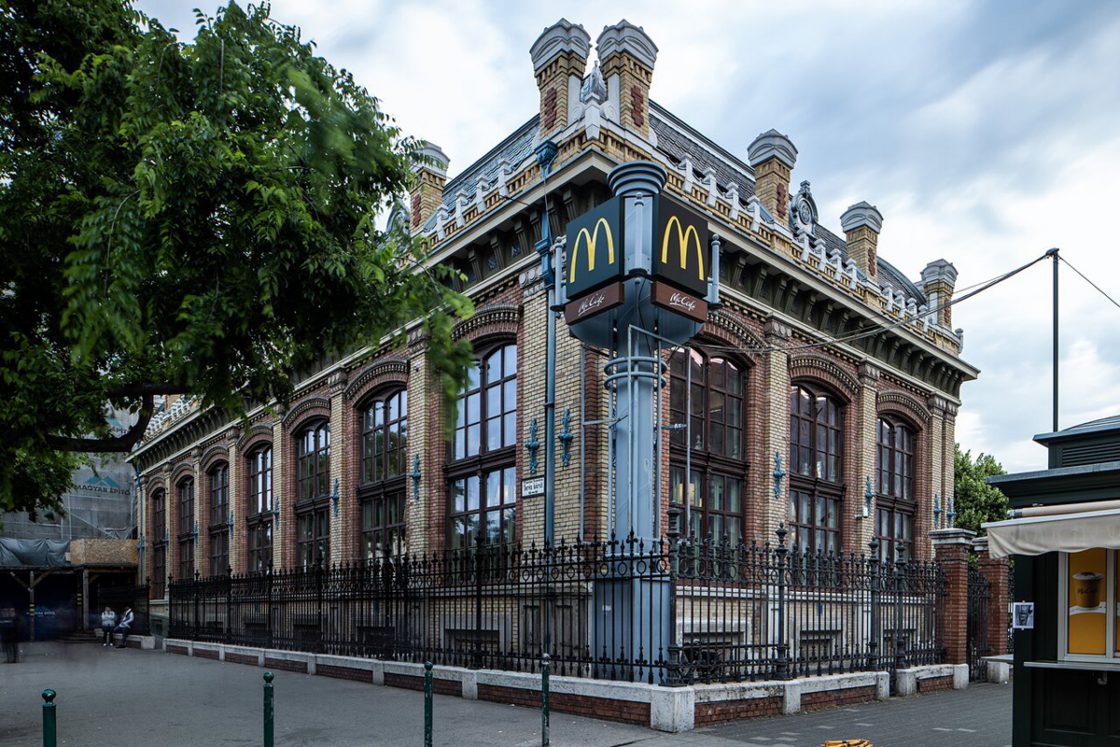 Фото: McDonald’s у Будапешті після 22:00 працює як нічний клуб