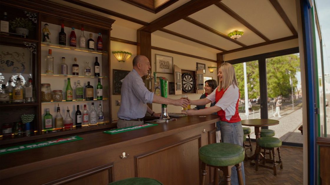 Фото: Пивний бренд Heineken відтворив лондонський паб у Лісабоні для двох уболівальниць