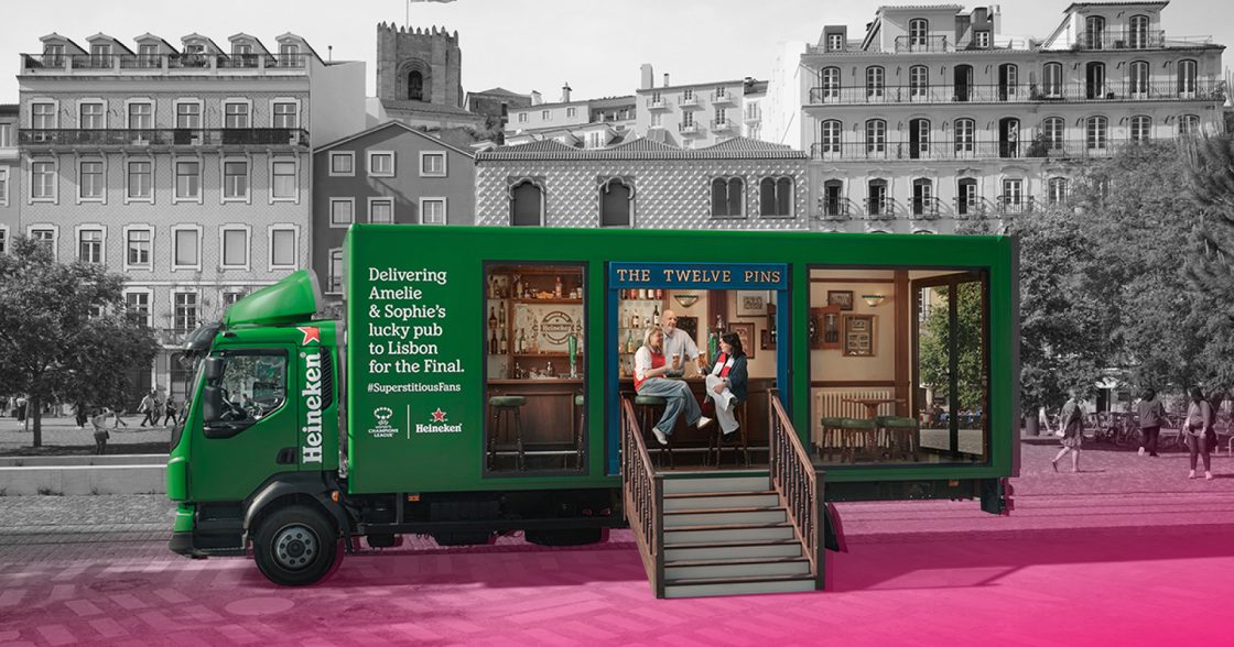 Пивний бренд Heineken відтворив лондонський паб у Лісабоні для двох уболівальниць