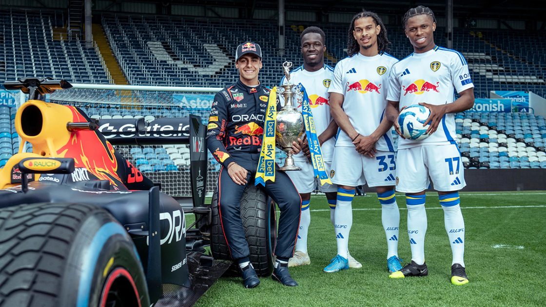 Фото: Red Bull провів перегони між футболістами команди Leeds United і болідом Формули-1