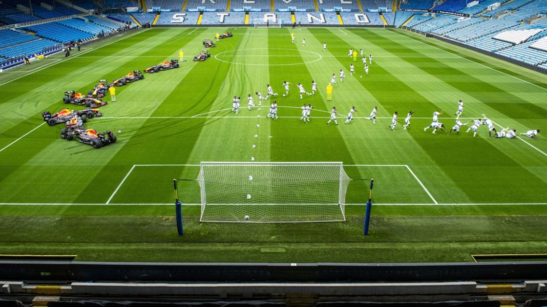 Фото: Red Bull провів перегони між футболістами команди Leeds United і болідом Формули-1