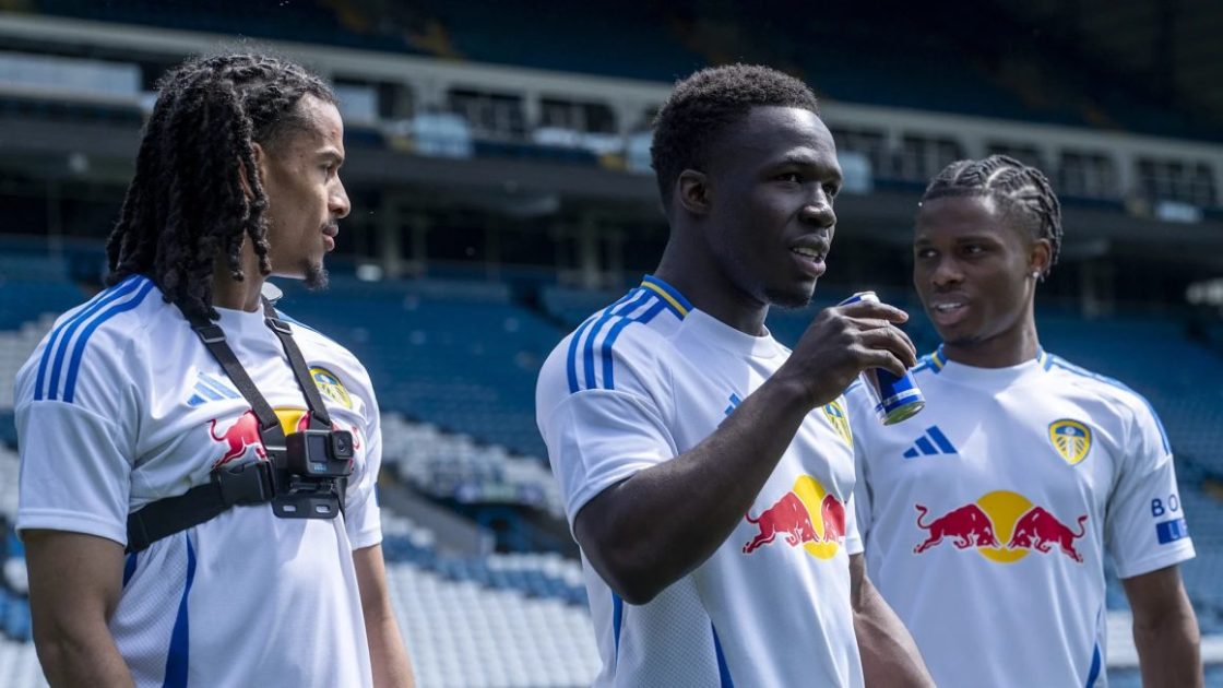 Фото: Red Bull провів перегони між футболістами команди Leeds United і болідом Формули-1