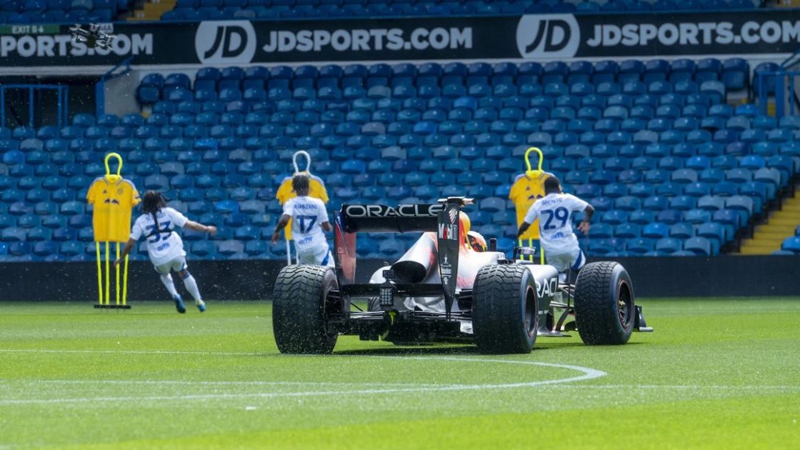 Фото: Red Bull провів перегони між футболістами команди Leeds United і болідом Формули-1