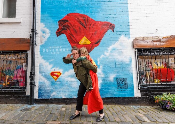 Фото: Warner Bros. запускає вуличну кампанію до прем’єри «Супермена»: інсталяції з QR-кодами відкривають доступ до закритих показів