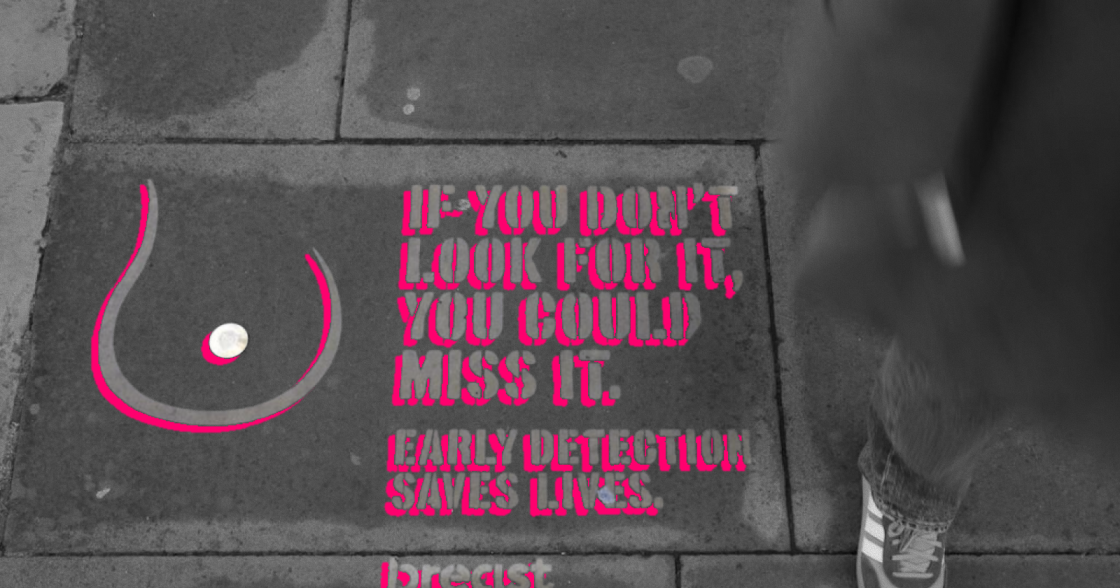 У Великій Британії намалювали зображення грудей на тротуарах як комунікацію про рак молочної залози