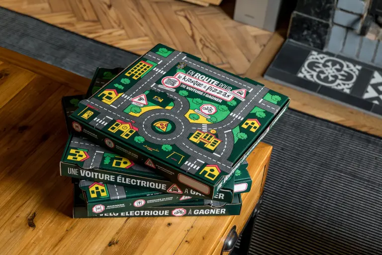 photo: Le Kiosque à Pizzas перетворила коробки від піци на ігрові килимки для дітей