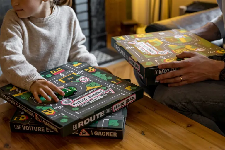 photo: Le Kiosque à Pizzas перетворила коробки від піци на ігрові килимки для дітей