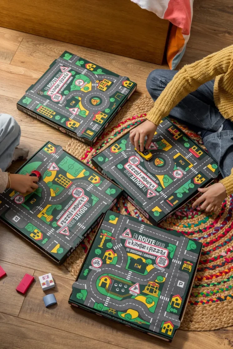 photo: Le Kiosque à Pizzas перетворила коробки від піци на ігрові килимки для дітей