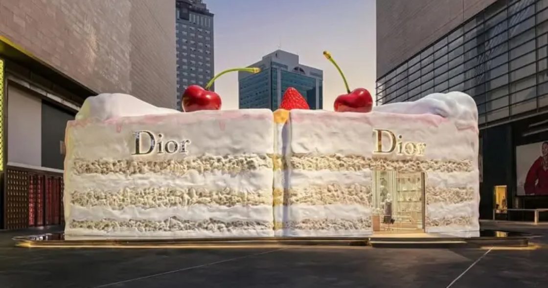 Dior відкрила у Китаї pop-up магазин у формі гігантського торта для презентації сумки Cigale