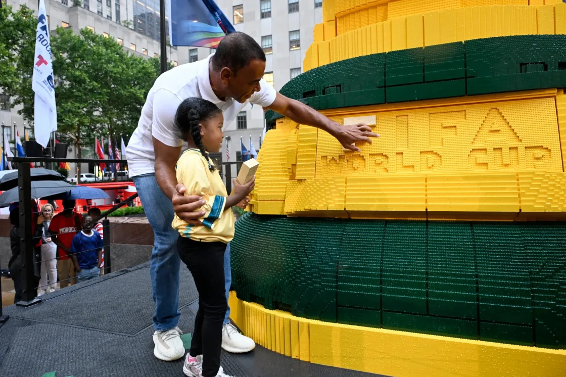 LEGO встановила у Нью-Йорку 8-метрову копію Кубка світу з 1,36 млн деталей