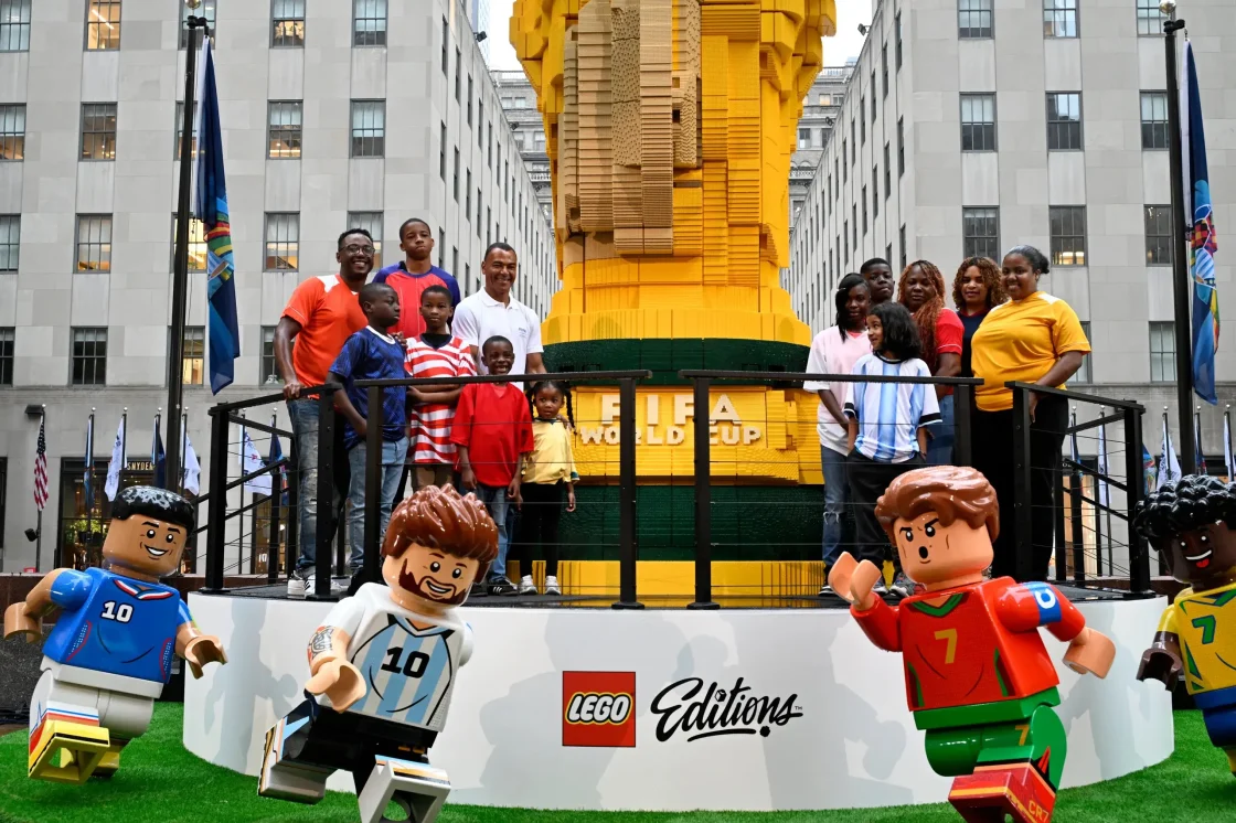 LEGO встановила у Нью-Йорку 8-метрову копію Кубка світу з 1,36 млн деталей