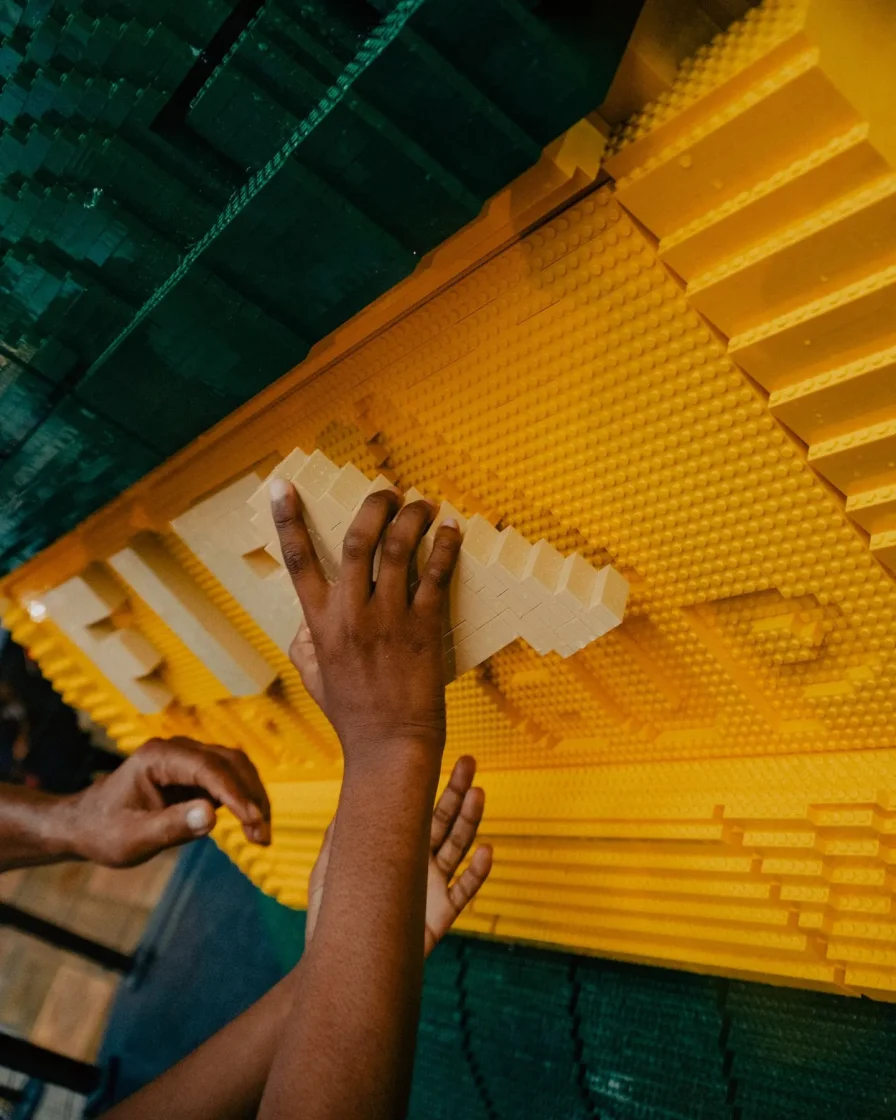 LEGO встановила у Нью-Йорку 8-метрову копію Кубка світу з 1,36 млн деталей