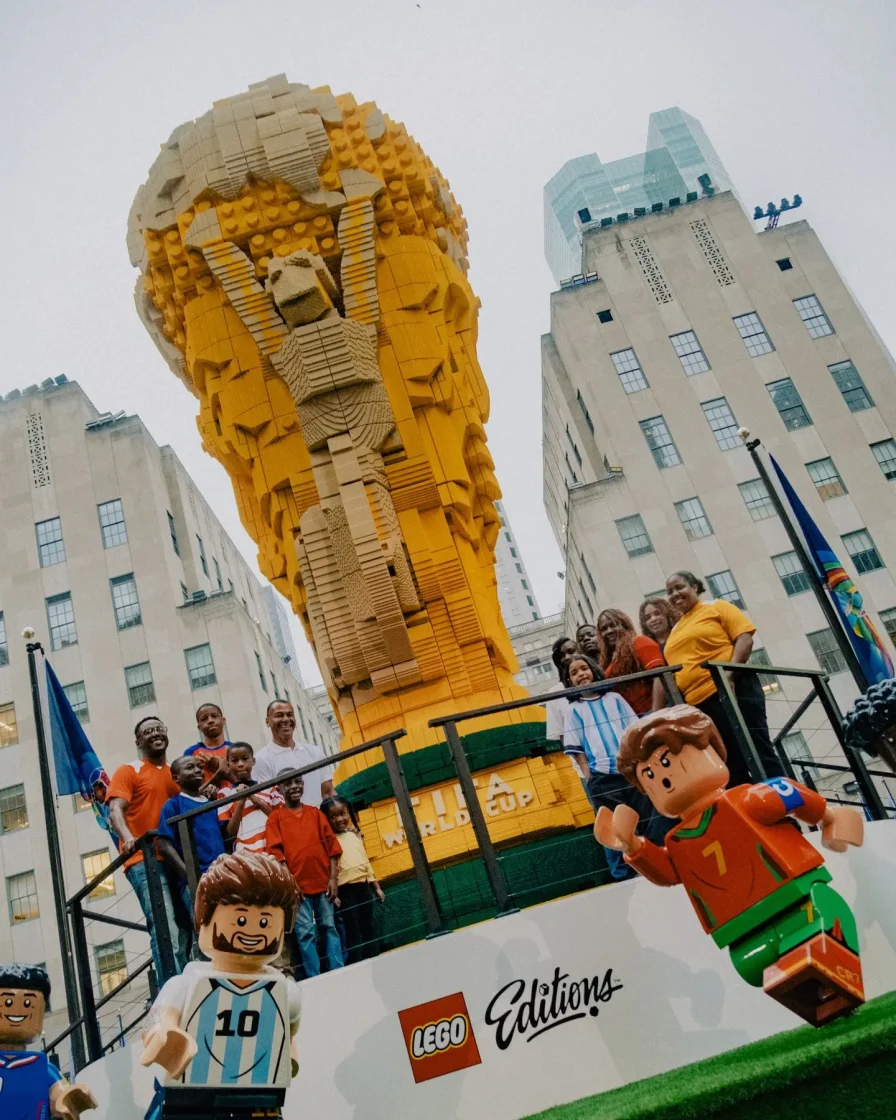 LEGO встановила у Нью-Йорку 8-метрову копію Кубка світу з 1,36 млн деталей