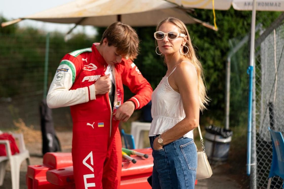 «Ми будуємо ринок одночасно з брендом»: Оксана Бризгалова, CMO Bondarev Racing — про бренд пілота і ризикові рішення